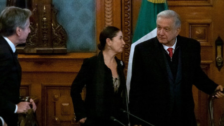 Мексиканският президент Андрес Мануел Лопес Обрадор (вдясно) пристига на среща с държавния секретар на САЩ Антъни Блинкен (вляво) по време на работна среща в Националния дворец в Мексико сити, Мексико, 27 декември 2023 г. 