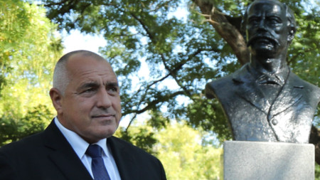 Борисов пред бюст-паметника на Г.С. Раковски в Борисовата градина