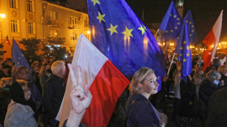 Хиляди поляци се събраха тази вечер в центъра на Варшава