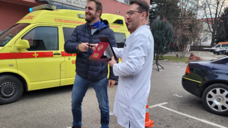 Д-р Благомир Здравков получава от Лазар Радков ключовете за линейката и му връчва плакет