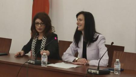 Мария Габриел (вдясно) до Десислава Атанасова на срещата  с парламентарната група на ГЕРБ-СДС в Народното събрание.