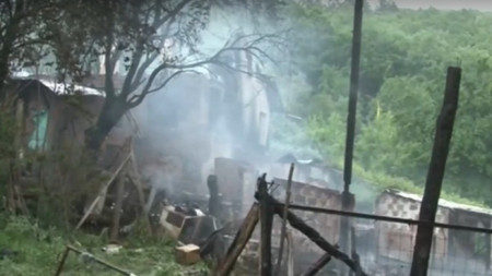 При пожара след мълния в кюстендилското с. Слокощица изгоряха над 60 кози и ярета, десетки птици и спестяванията на Блага и Иван Сунгарски.