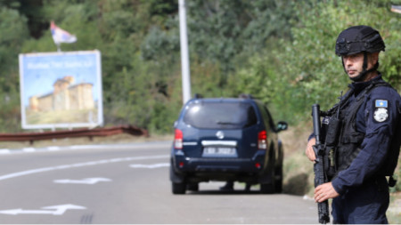 Косовский полицейский близ места нападения у села Баньска - Косово, 24 сентября 2023 г.