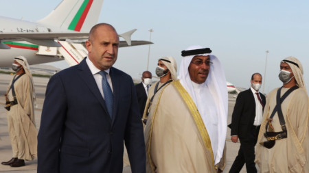Президентът Радев беше посрещнат от Ахмед Али Ал Сайе - държавен министър, координиращ и двустранните отношения с Република България