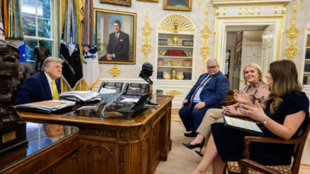 Интервю на Рейгън Рийз (вдясно) от The Daily Caller с президента Доналд Тръмп