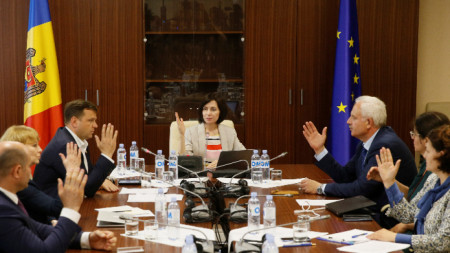Премиерката Мая Санду води заседанието на новото правителство в сградата на парламента в Кишинев. Управлявалото досега правителство на Павел Филип обаче твърди, че то е легитимното.
