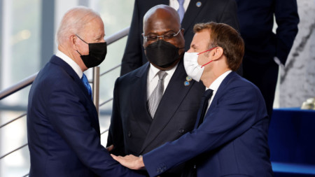 Президентите на САЩ Джо Байдън (вляво) и на Франция Еманюел Макрон по време на срещата Г-20 в Рим - октомври 2021