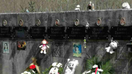 Споменик „Анђели са Лима“ на месту страдања у Гостуну