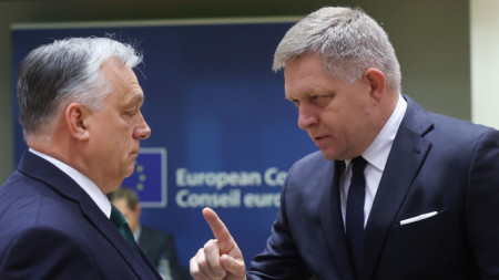 Министър-председателите на Унгария Виктор Орбан (вляво) и на Словакия Роберт Фицо по време на Европейския съвет в Брюксел - 1 февруари 2023