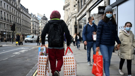 Пазаруващи в Лондон след отварянето наново на магазините