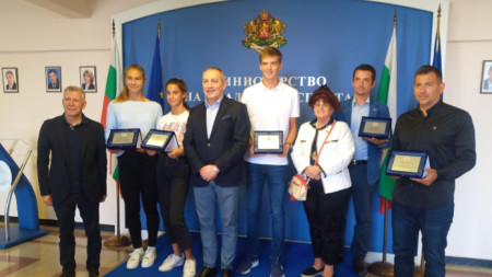 Андрей Кузманов с наградените тенисисти и треньори.