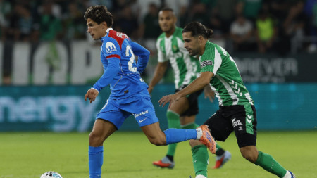 Джовани Симеоне (в синьо) вкара първия гол за Атлети.