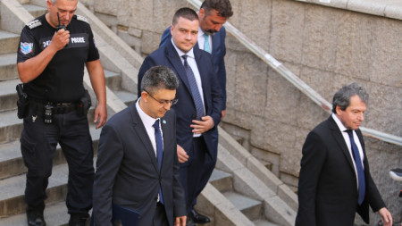 Пламен Николов, Тошко Йорданов, Филип Станев, Станислав Балабанов бяха съпроводени от полицейски кордон до сградата на Народното събрание заради протестиращи след връчването на мандата от президента - 30 юли 2021 г.