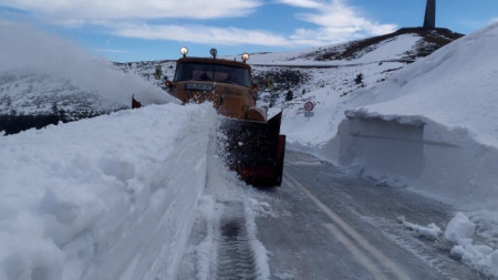 Чистене на снега в Троянския проход, където на места преспите достигаха 2,5 метра.