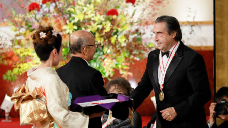 Рикардо Мути получава награда по време на 30-та церемония Praemium Imperiale Awards в Токио през 2018 г. 