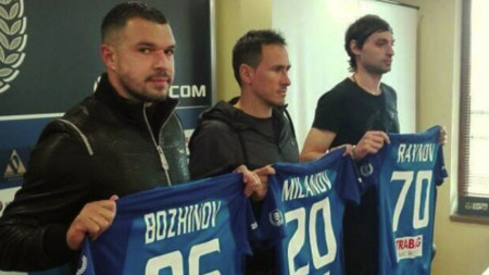 Валери Божинов, Живко Миланов и Мартин Райнов позират с екипите на Левски