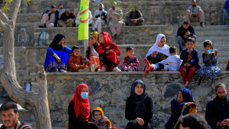 Талибаните наредиха днес затварянето на средните училища за момичета в