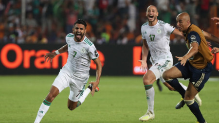 Рияд Марез (№7) е полудял от радост, след като е отбелязал победния гол за Алжир.