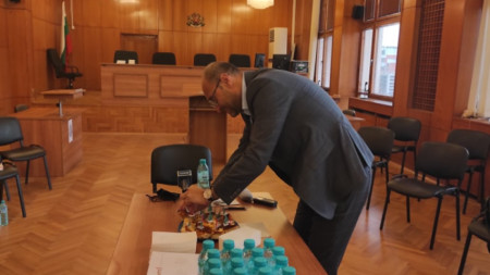 Съдия Узунов и журналисти изтеглиха на Игнажден късмети от баницата.