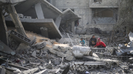 Срутена в резултат на бомбардировка сграда в Рафах, 12 февруари 2024 г.