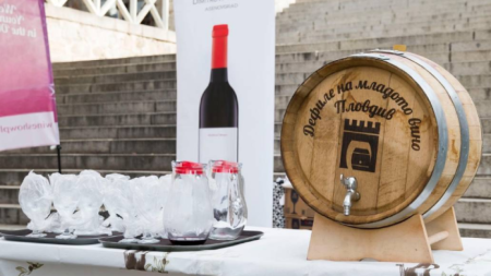 Снимка:  Facebook/ Дефиле на младото вино