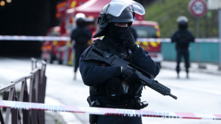 Полиция блокира района на атаката в парк във Вилжюиф, на 7 км южно от центъра на Париж