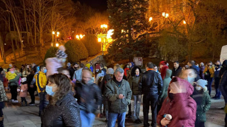 Габрово не изневери на наложената през последните години традиция да изпраща старата година на 30 декември, първи на планетата. Макар и в условия на епидемия, местната управа организира за габровци празничен концерт на централния площад.