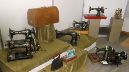 Част от дарените експонати за музея във Велико Търново, след които има много шевни машини, включително „машината на Хитлер“ (вляво горе).