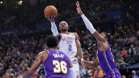 Гилджъс-Алекзандър от Оклахома (в бяло) наниза 30 т. за победата над Лейкърс със 121:92.