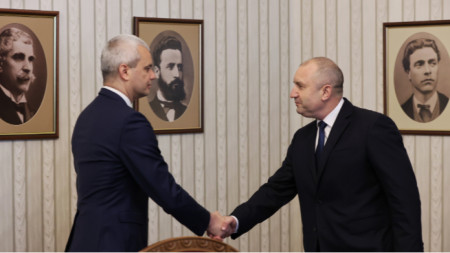 Liderul Renaștere Kostadin Kostadinov și președintele bulgar Rumen Radev