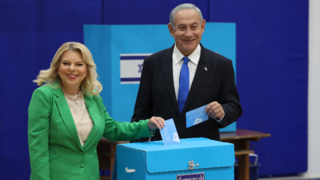 Бившият израелски министър-председател и лидер на партията Ликуд Бенямин Нетаняху и съпругата му Сара гласуваха в секция в Йерусалим,1 ноември 2022 г.
