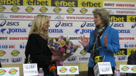 Весела Лечева (вдясно) поднесе букет на Мария Гроздева.