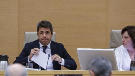 Карлос Масон (вляво) на заседание на парламентарната комисия, разследваща реакциите при наводнението във Валенсия, Мадрид, Испания, 17 ноември 2025 г.