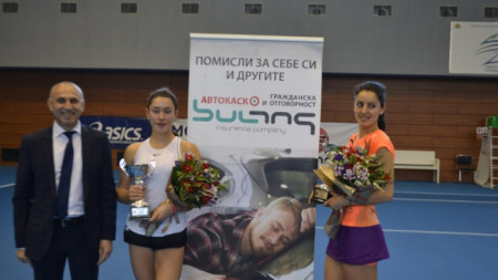 Хюлия Велиева (вдясно) спечели за втори път титлата на единично след победа над Даря Шаламанова.