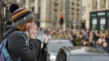 Жена плаче на фона на хиляди, участващи в погребението в Киев на Дмитро Коцюбайло, убит при боевете за Бахмут. Коцюбайло, наричан Да Винчи и командир на 67-а бригада, бе обявен за 