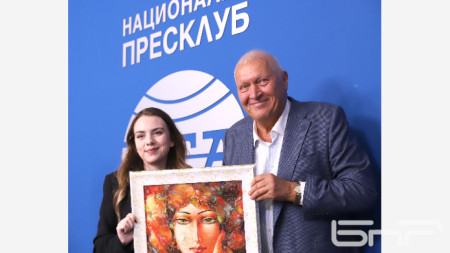 Васил Антонов подари картина на Нургюл Салимова
