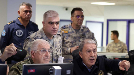 Министърът на отбраната на Турция Хулуси Акар (долу вдясно) и началникът на генералния щаб Яшар Гюлер (долу вляво) наблюдават изпълнението на въздушната операция в Командването на ВВС в Анкара, 20 ноември 2022 г.