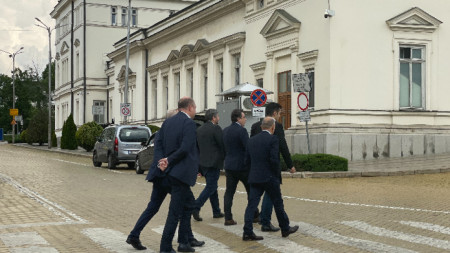 Кирил Петков, Асен Василев, Христо Иванов, Атанас Атанасов, Николай Денков от ПП-ДБ се отправят към парламента -  1 юни 2023 г.