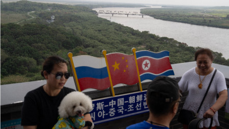 Туристи на платформата за наблюдение Yiyanwang, която гледа към севернокорейската и руската граница в североизточната китайска провинция Дзилин, 11 септември 2023 г.