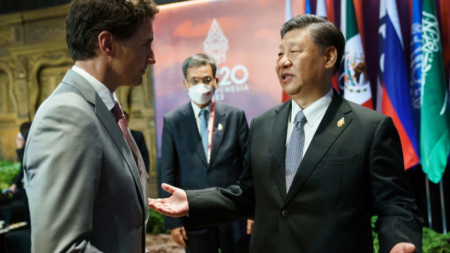 Джъстин Трюдо (вляво) и Си Цзинпин в размяна на реплики на Г-20 в Бали, 16 ноември 2022 г.
