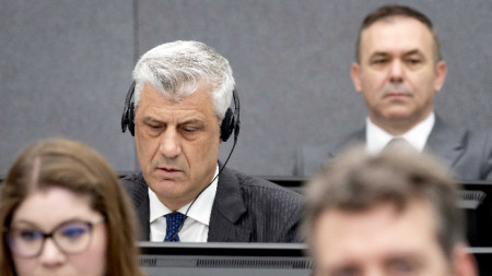 Бившият президент на Косово Хашим Тачи се явява пред Косовския трибунал заедно с Реджеп Селими (вдясно) в Хага, Нидерландия, архив, април 2023 г. 