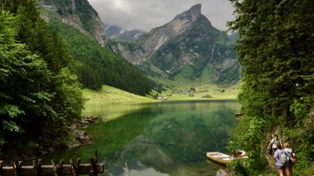 Seealpsee през  юни - езерото с най-добра акустика в Швейцария.