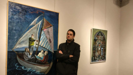Александър Генов сред картините в изложбата 