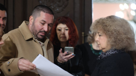 Николай Попов връчи искането на председателя на ВКС Галина Захарова. 