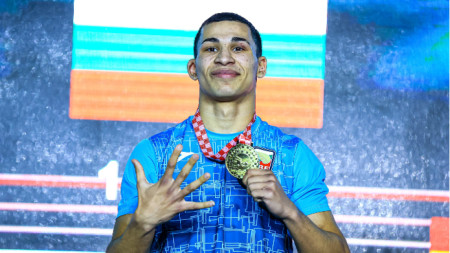 Радослав Росенов със златния медал.