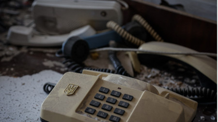 Телефонни апарати в разрушената сграда на Службата за сигурност на Украйна (СБУ) в Мариупол, 21 май 2022 г. 