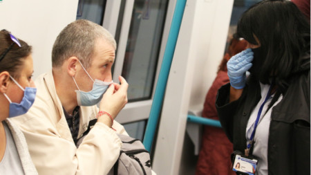Проверки за нередовни пътници и носене на маска в градския