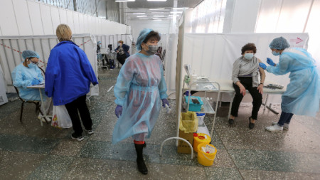 Казахстан започна днес имунизация със собствена ваксина след като здравният