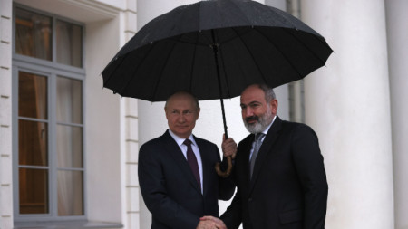 Президентът на Русия Владимир Путин (вляво) и премиерът на Армения Никол Пашинян в Сочи - 31 октомври 2022