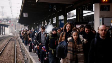 Пътници чакат на Gare de Lyon в Париж, 2 декември 2022 г. Влаковите кондуктори на националната държавна железопътна компания на Франция SNCF обявиха тридневна стачка, започваща на 2 декември, принуждавайки SNCF да отмени около 60 процента от услугите.